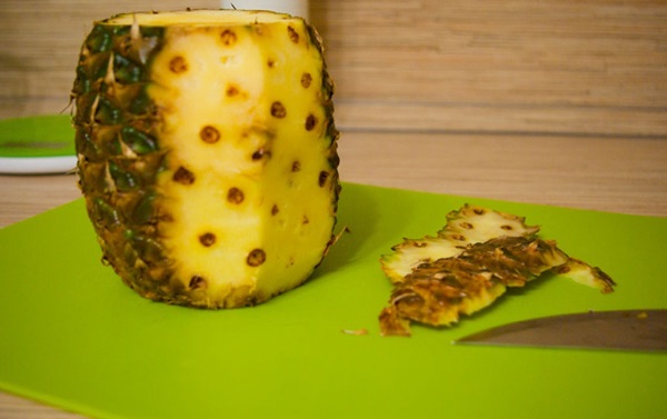 Cum sa taie un ananas in mod corespunzator si frumos