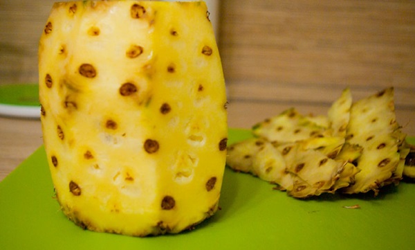 Cum sa taie un ananas in mod corespunzator si frumos