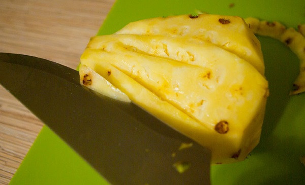 Cum sa taie un ananas in mod corespunzator si frumos