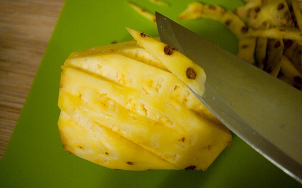 Cum sa taie un ananas in mod corespunzator si frumos