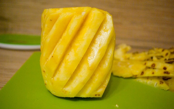 Cum sa taie un ananas in mod corespunzator si frumos