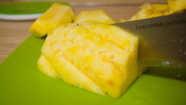 Cum sa taie un ananas in mod corespunzator si frumos