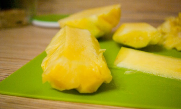 Cum sa taie un ananas in mod corespunzator si frumos