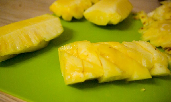 Cum sa taie un ananas in mod corespunzator si frumos