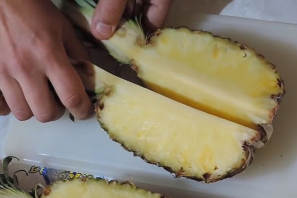 Cum sa taie un ananas in mod corespunzator si frumos