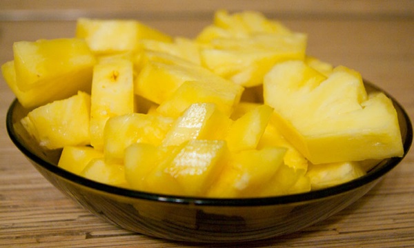 Cum sa taie un ananas in mod corespunzator si frumos