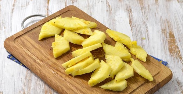 Cum sa taie un ananas in mod corespunzator si frumos