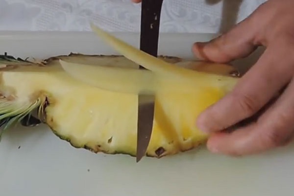 Cum sa taie un ananas in mod corespunzator si frumos