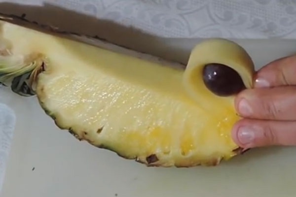 Cum sa taie un ananas in mod corespunzator si frumos