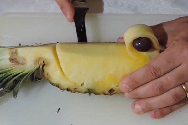 Cum sa taie un ananas in mod corespunzator si frumos