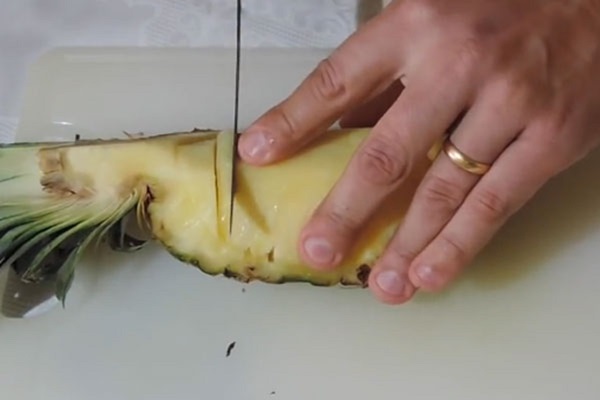 Cum sa taie un ananas in mod corespunzator si frumos