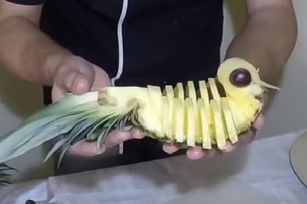 Cum sa taie un ananas in mod corespunzator si frumos