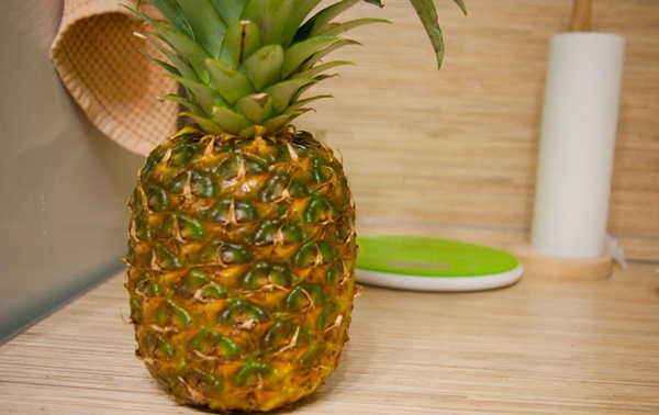Cum sa taie un ananas in mod corespunzator si frumos