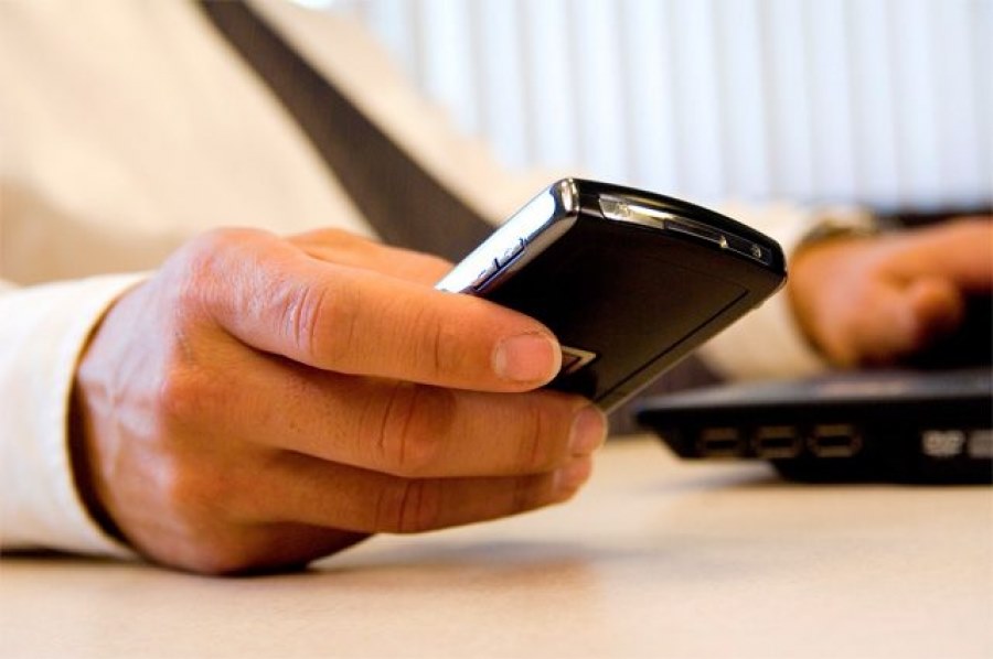 mână cu telefon