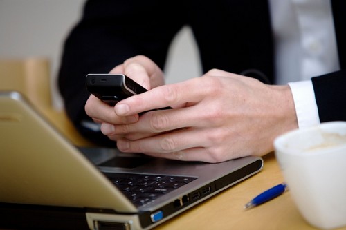 care deține un telefon mobil