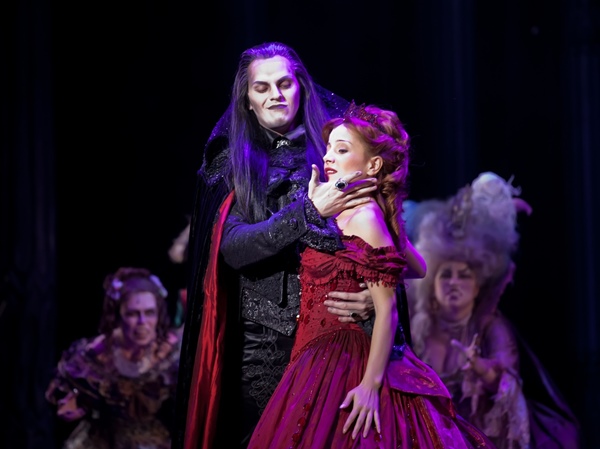 Muzicali despre vampirii care merită văzuți. Legenda Ball Vampire