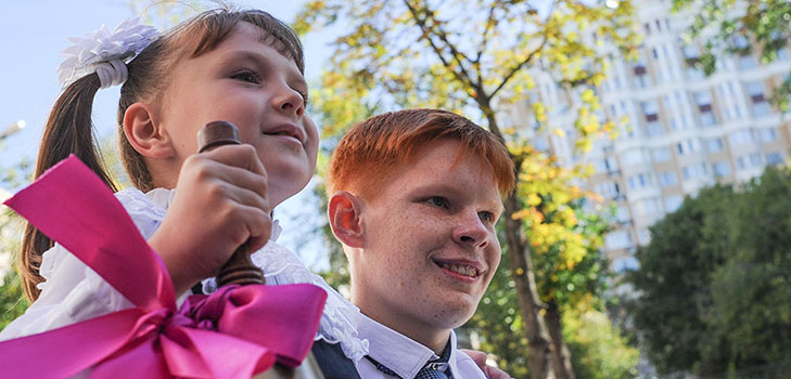 Adio la elevii de clasă întâi la 1 septembrie de la absolvenți și părinți