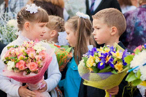 Adio la elevii de clasă întâi la 1 septembrie de la absolvenți și părinți