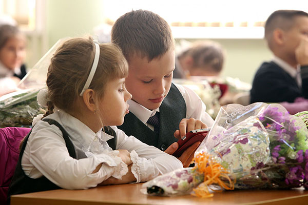 Adio la elevii de clasă întâi la 1 septembrie de la absolvenți și părinți