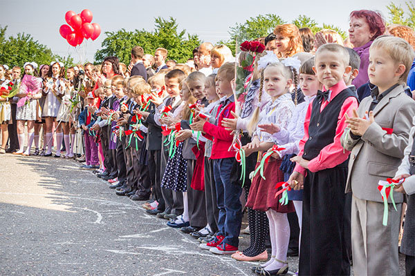 Adio la elevii de clasă întâi la 1 septembrie de la absolvenți și părinți