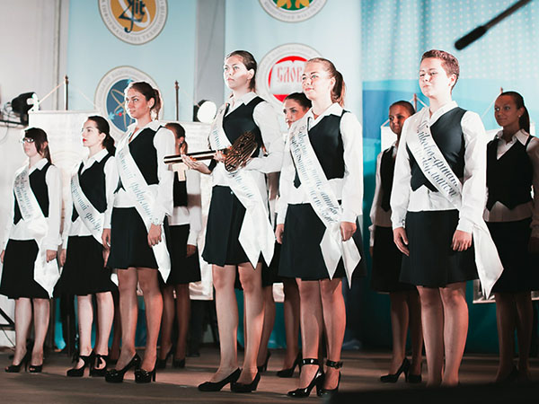 Dedicarea studenților: scenarii de vacanță pentru bătrânii din colegiu, universitate, institut - Concursuri, schițe, reluări cântece pentru inițierea în studenți