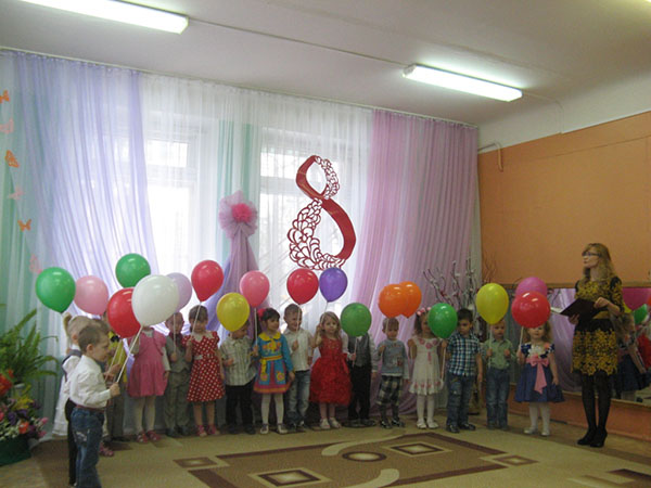 Felicitări fetelor pe 8 martie