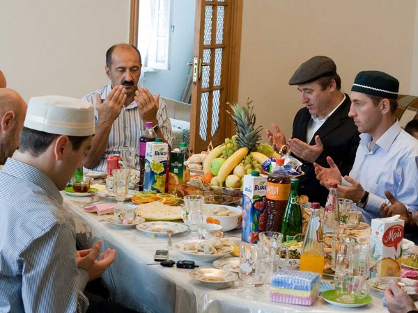 Felicitări din partea musulmanilor din Uraza Bayram în iulie