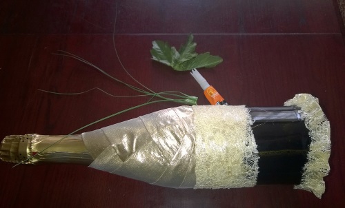 Decorarea șampaniei de nuntă cu mâinile tale