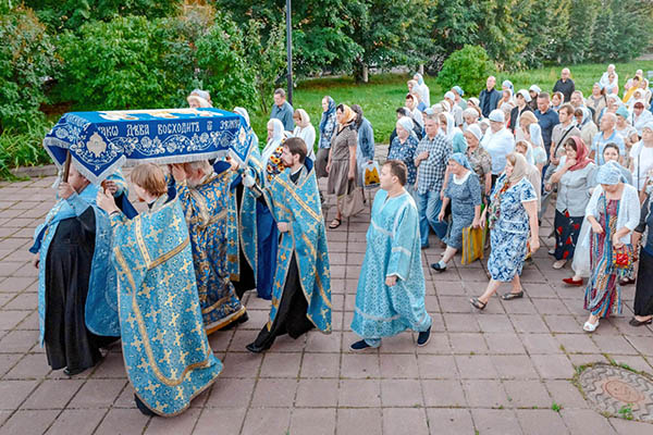 Adunarea Fecioarei Maria 2017: semne și felicitări