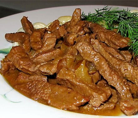 gata preparată de Stroganoff de carne de vită