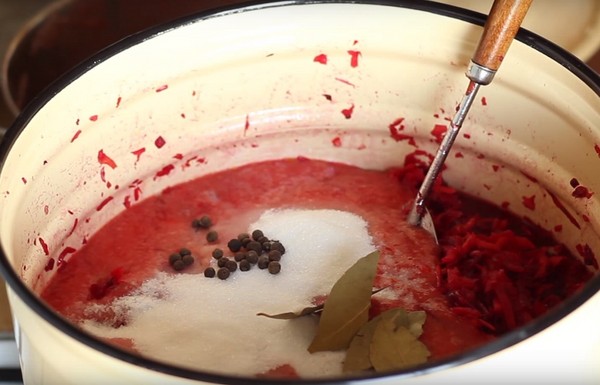Borsch pentru iarna în cutii, retete pentru preparate cu sfecla si varza, pasta de tomate si fara ea