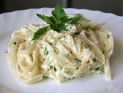 Fettuccine cu pui și ciuperci în sos cremos: rețete cu fotografii. Cum să faci fettuccine cu pui acasă.