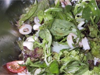 Salată delicioasă și ușoară în stil mediteranean 
