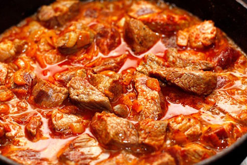 Gulaș de carne de vită cu cartofi