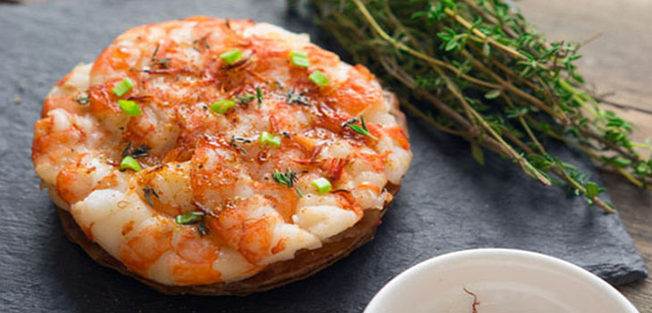 Ideea pentru prânz: mini pizza picantă cu creveți