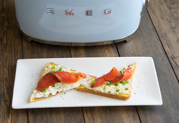 Ideea unui prânz de vară: toasturi cu somon și salată caldă de sparanghel