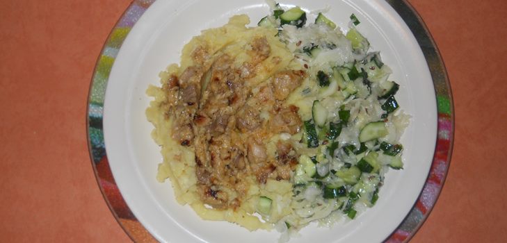 Carne de porc într-un sos cremos într-o multivarcă