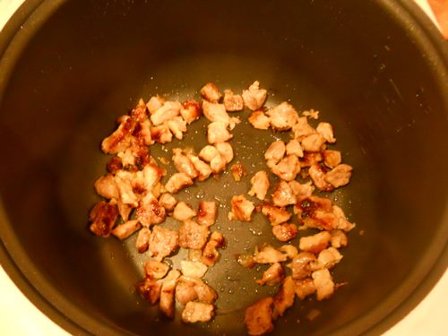 Carne de porc într-un sos cremos într-o multivarcă