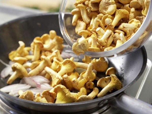 Cum să gătești chanterelles într-o tigaie