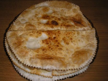 Pateuri caucazian cu carne - chebureks