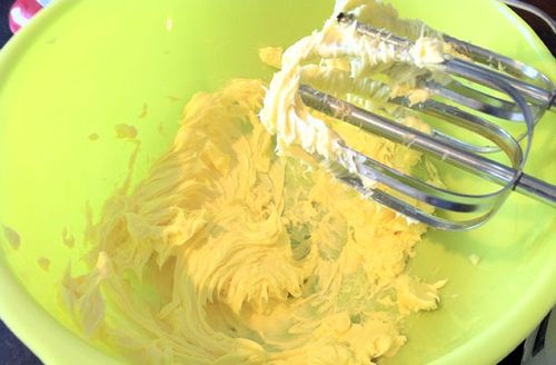 Rețeta pentru un cupcake delicios și neobișnuit într-un multivark - pas cu pas cu fotografia