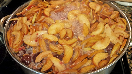 Cadou aromat de cireșe într-o tava și multivark - rețetă