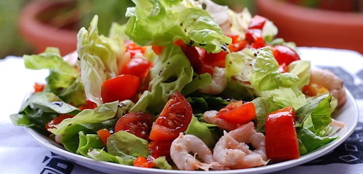 salată pe o farfurie