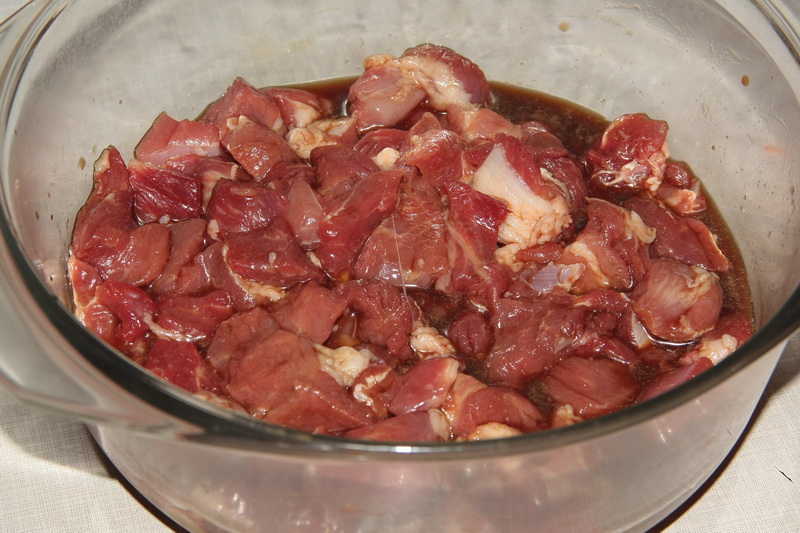 o farfurie de carne de porc