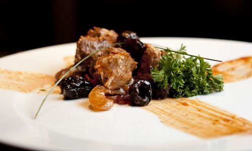 carne cu sos dulce și acru, rețetă simplă și delicioasă pentru miel cu prune și migdale cu sos dulce și acru
