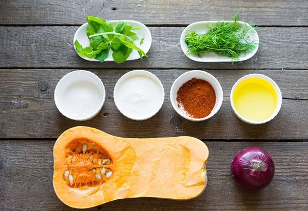 O rețetă neobișnuită: o salată delicioasă cu dovleac și ceapă în prăjituri adânci