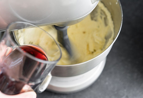 O rețetă neobișnuită pentru o plăcintă de vin de primăvară