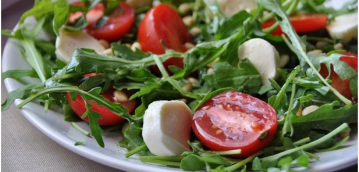 salată verde într-o farfurie