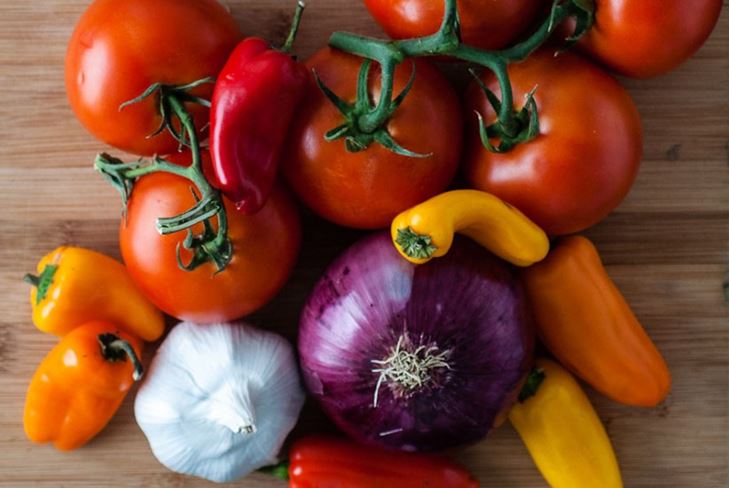 Tomate pene pentru iarnă cu ceapă - spații de prescripție fotografie