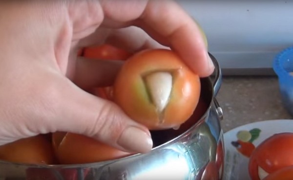 Tomate cu usturoi pentru iarnă, rețete. Recoltarea roșiilor cu usturoi pentru iarnă: o rețetă pentru gătit rapid, fără sterilizare, sărată fără scăldat